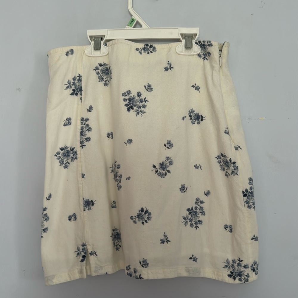 American Eagle blue floral skirt